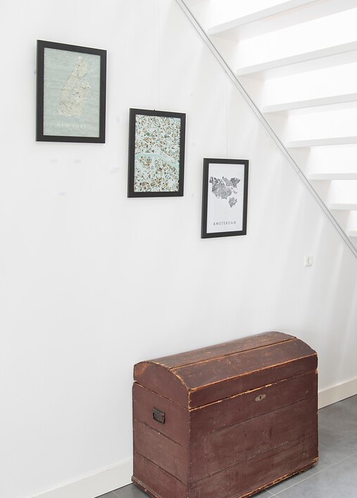 Practical picture rail system WITH RODS